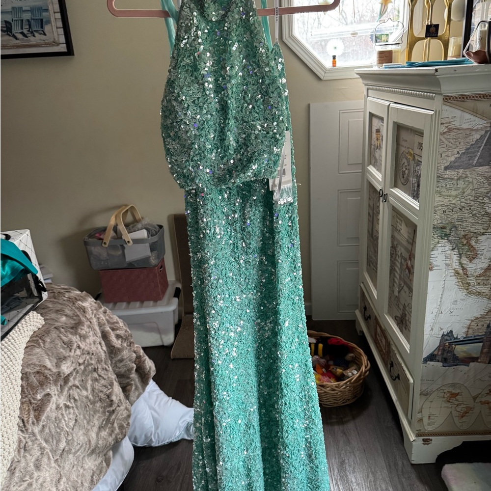 Sherri Hill Style # 51747; Sequin 2-piece halter dress - Size 6 - Picture 4 of 8